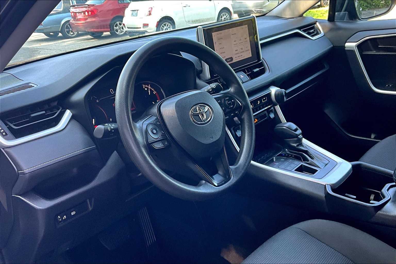 2024 Toyota RAV4 LE - Photo 8