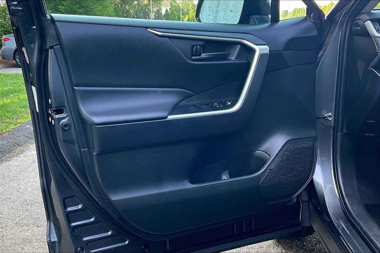 2024 Toyota RAV4 LE - Photo 9