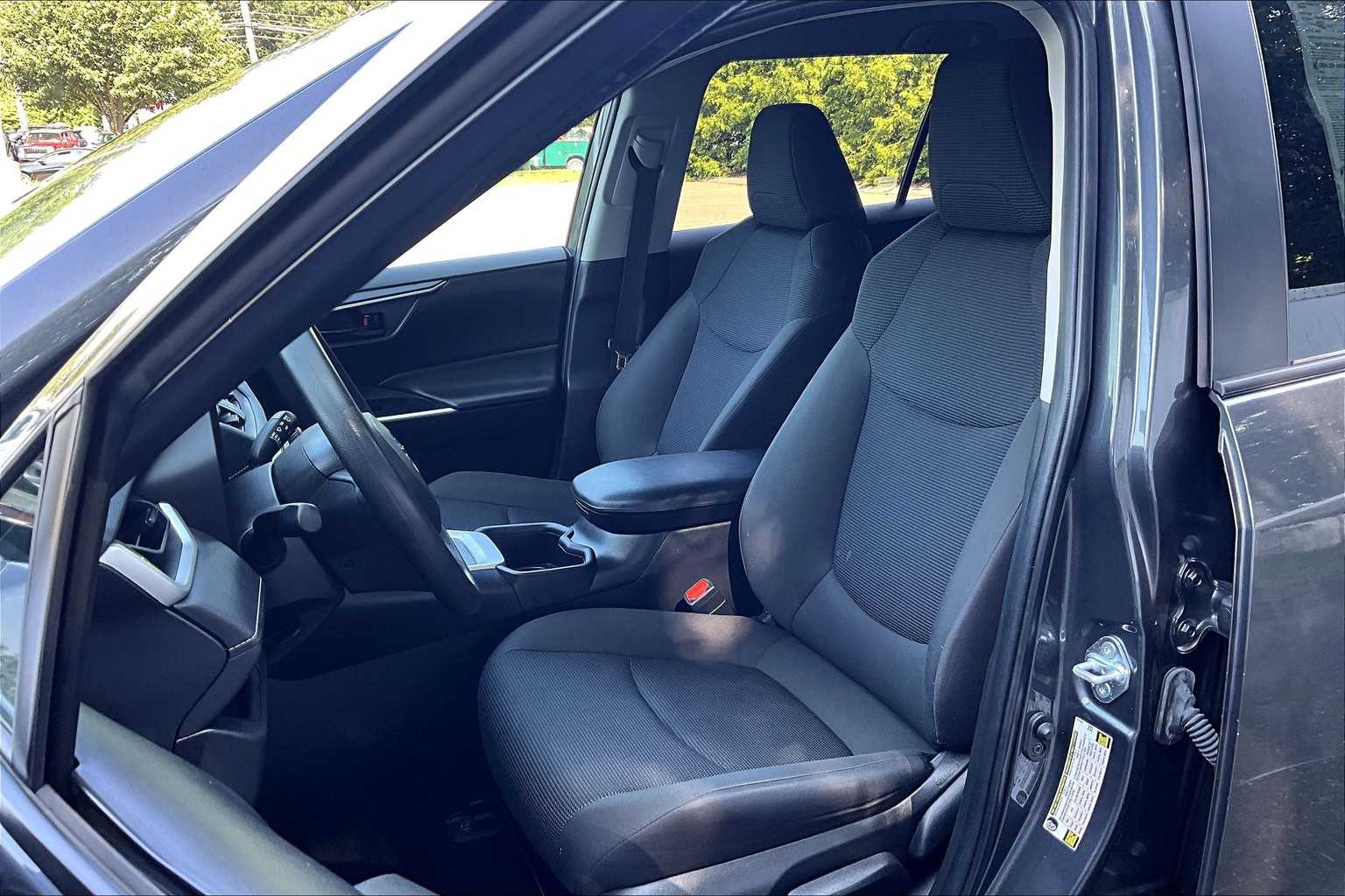 2024 Toyota RAV4 LE - Photo 10