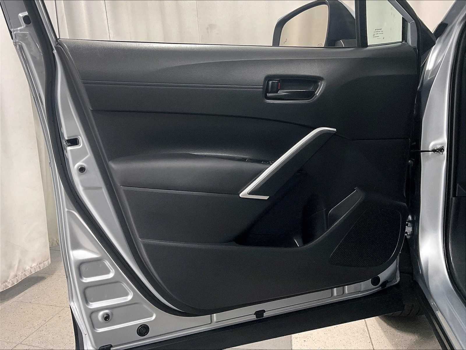 2022 Toyota Corolla Cross LE - Photo 9