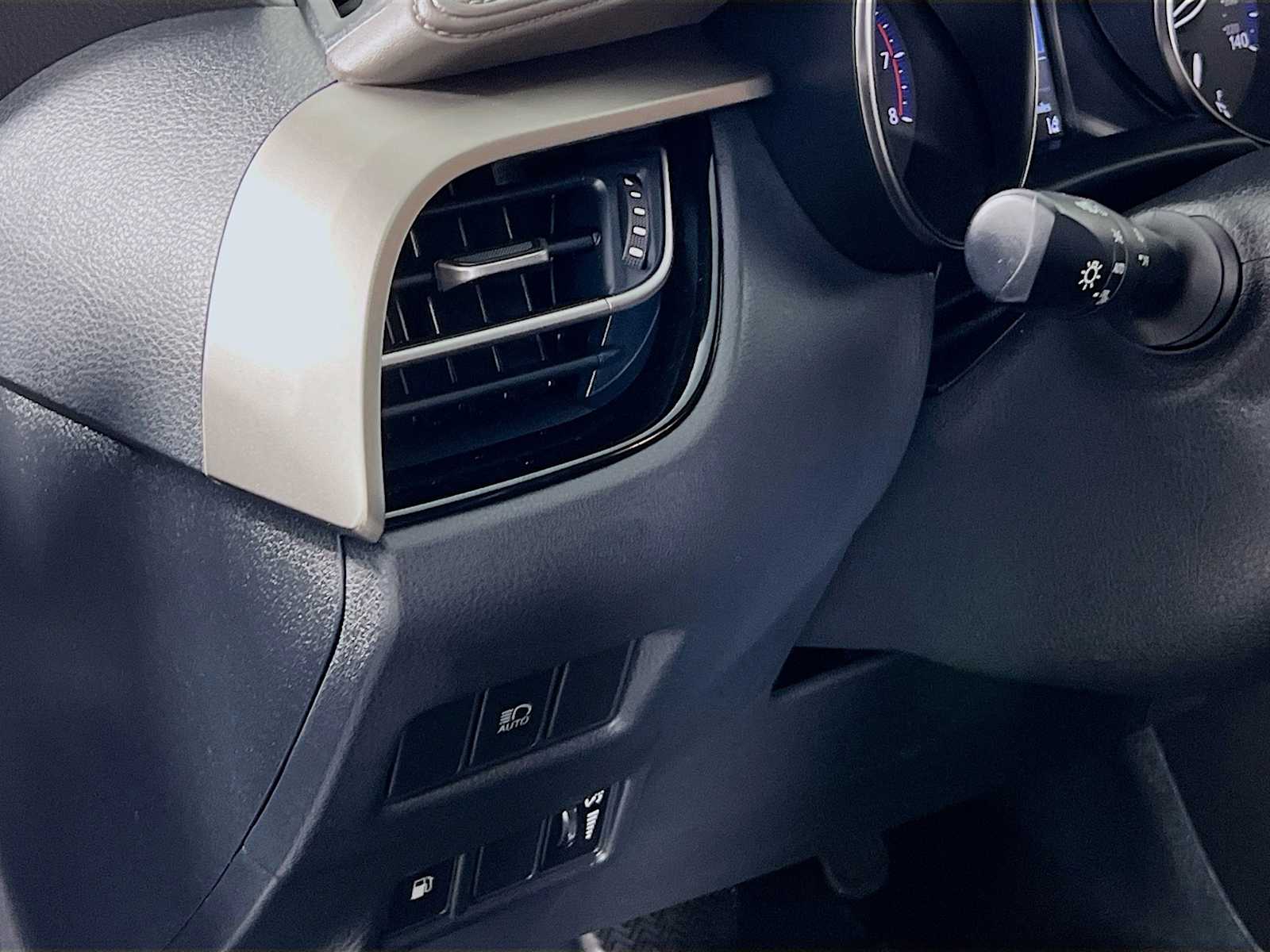 2022 Toyota C-HR Limited - Photo 10