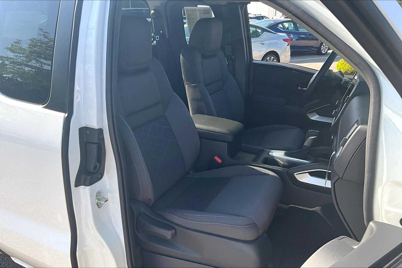2025 Nissan Frontier SV - Photo 11