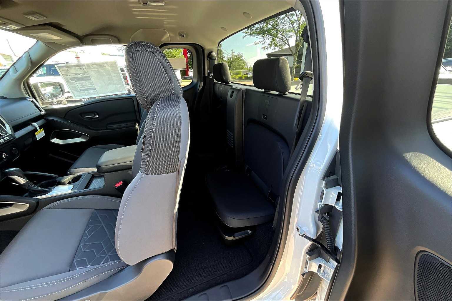 2025 Nissan Frontier SV - Photo 15