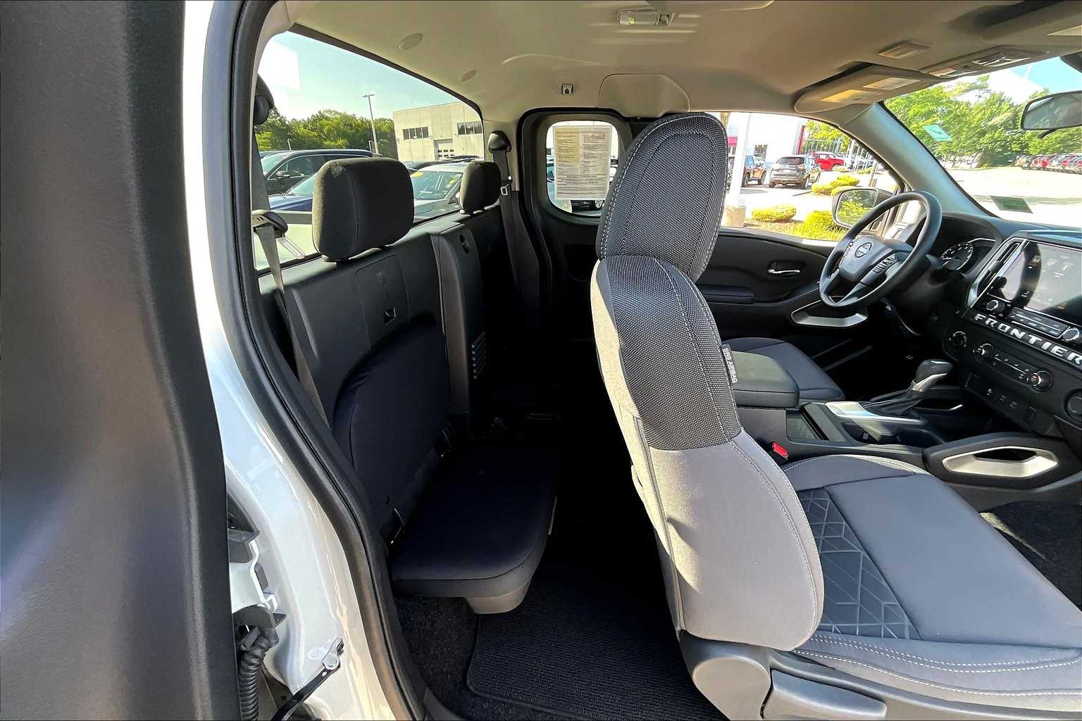 2025 Nissan Frontier SV - Photo 16