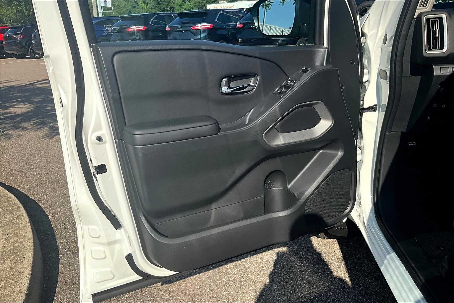 2025 Nissan Frontier SV - Photo 9