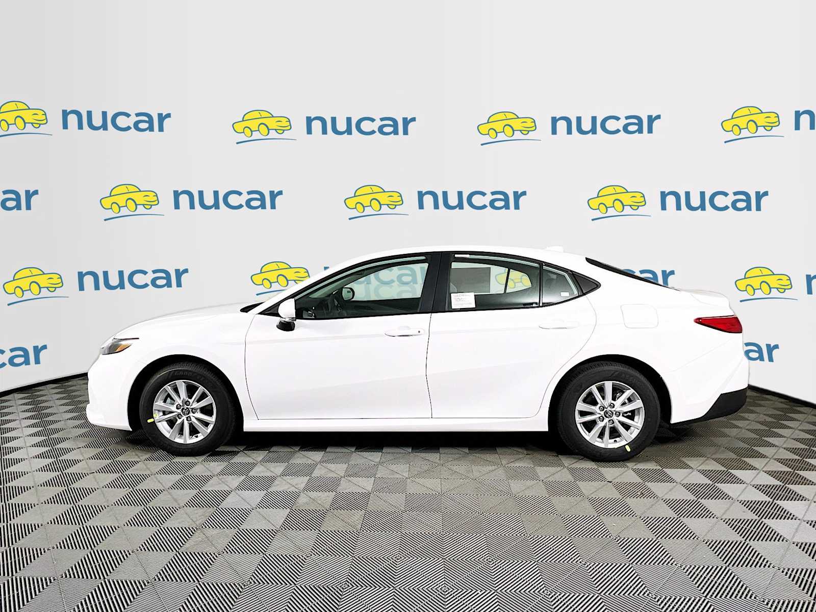 2026 Toyota Camry LE - Photo 3