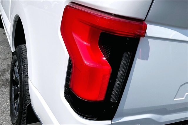2023 Ford F-150 Lightning Pro - Photo 32