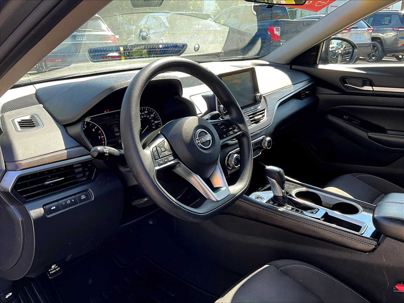 2023 Nissan Altima 2.5 SV - Photo 8