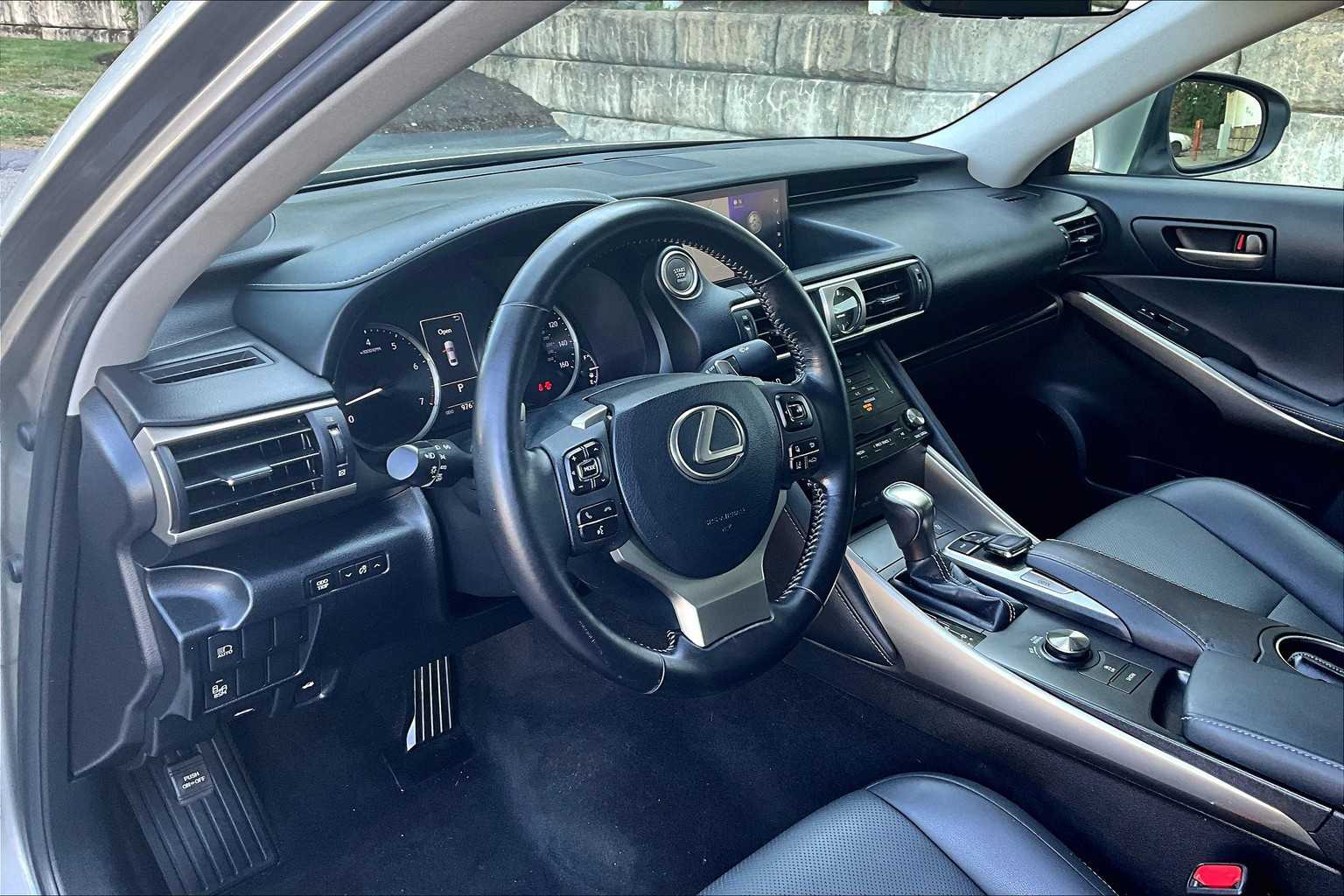 2017 Lexus IS  - Photo 8
