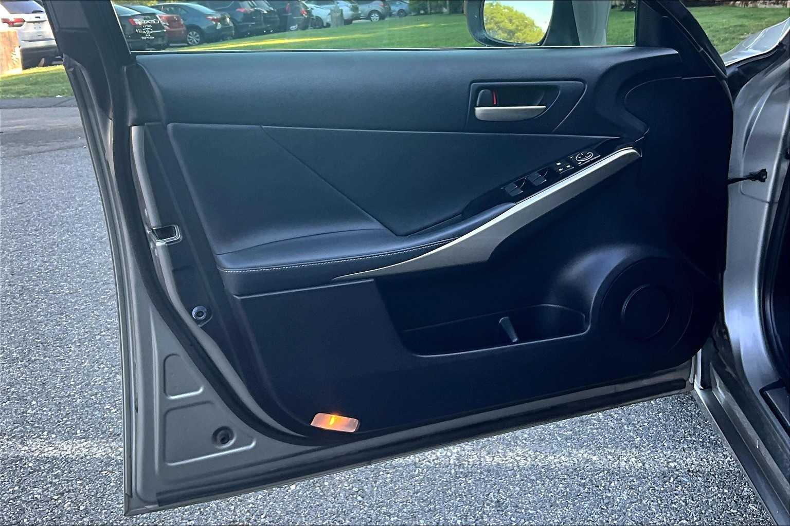 2017 Lexus IS  - Photo 9