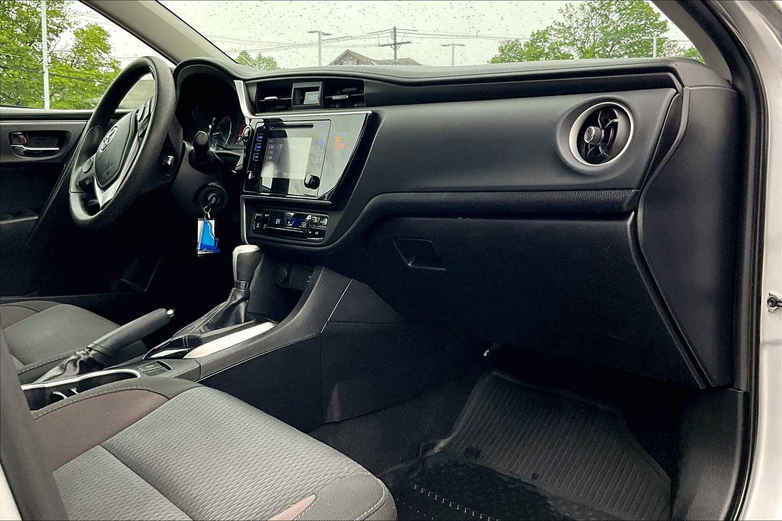 2019 Toyota Corolla LE - Photo 14