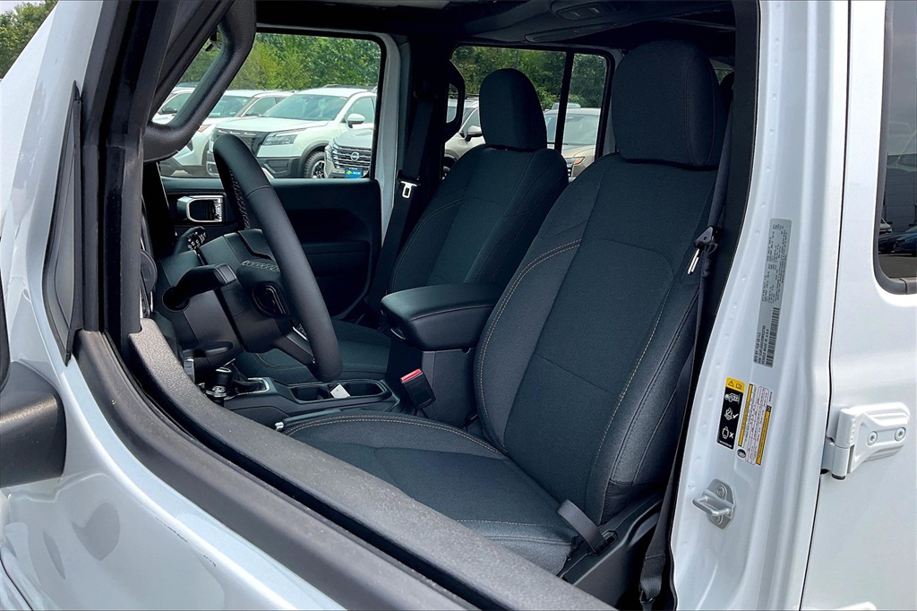 2025 Jeep Wrangler Willys - Photo 11