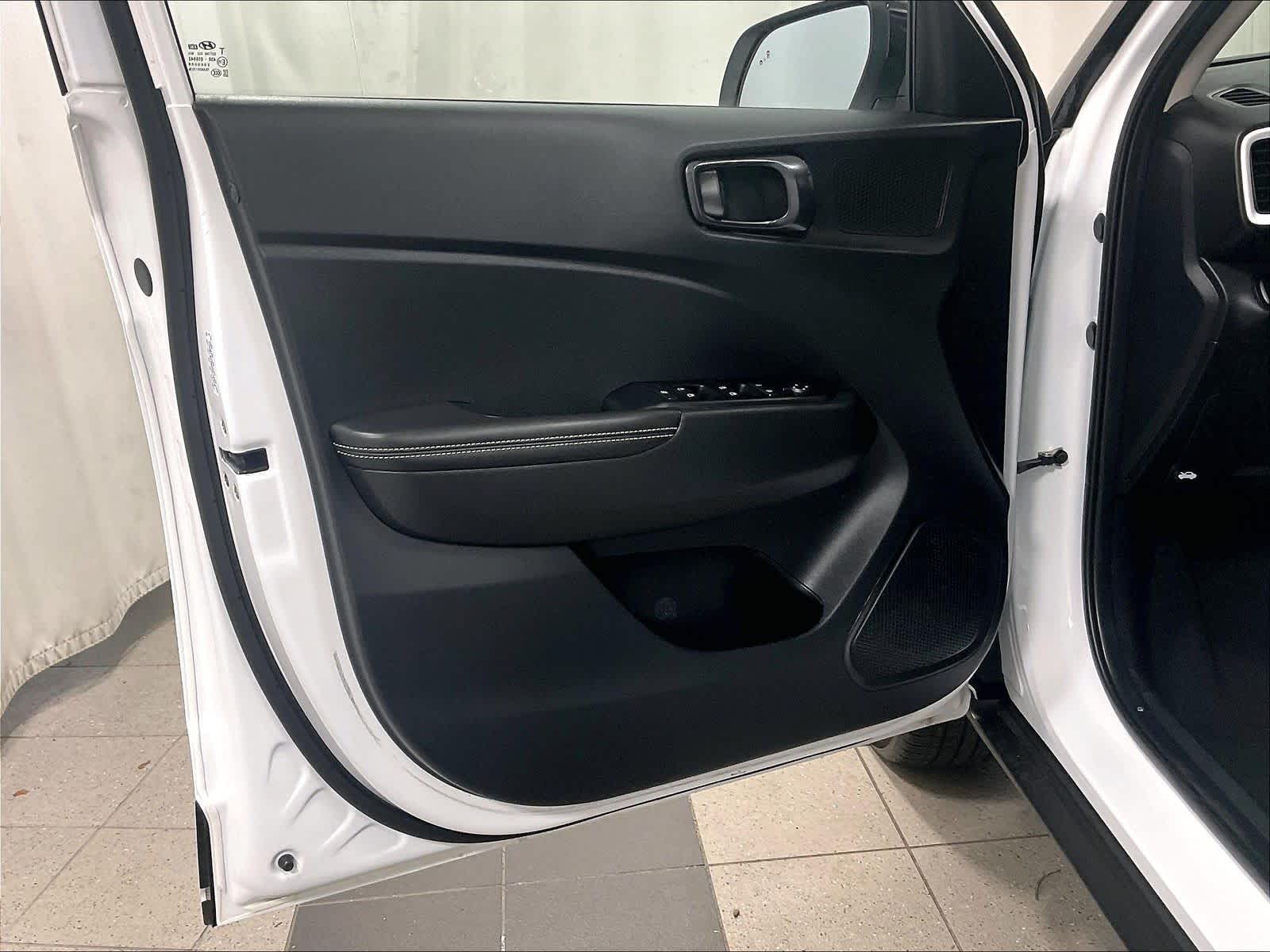 2023 Hyundai Venue Limited - Photo 9