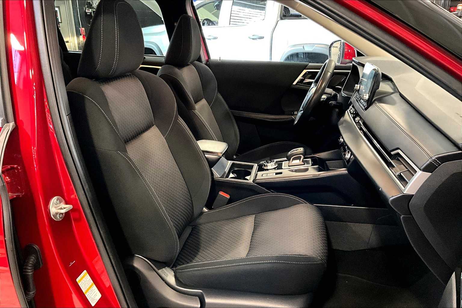 2022 Mitsubishi Outlander ES - Photo 11
