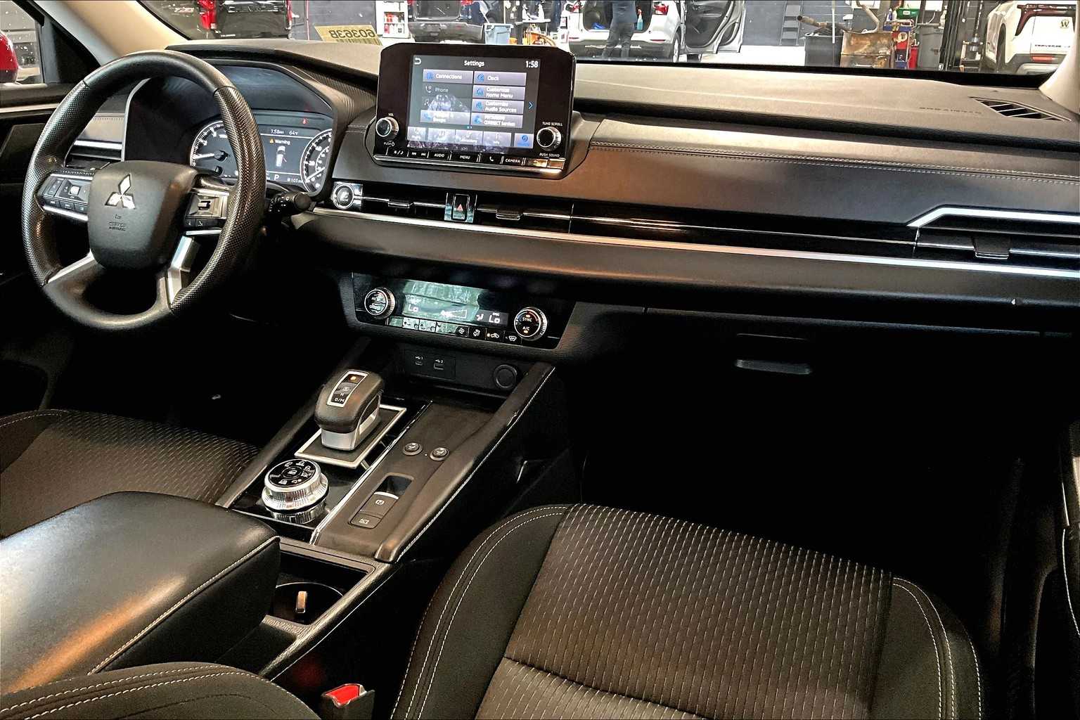 2022 Mitsubishi Outlander ES - Photo 14