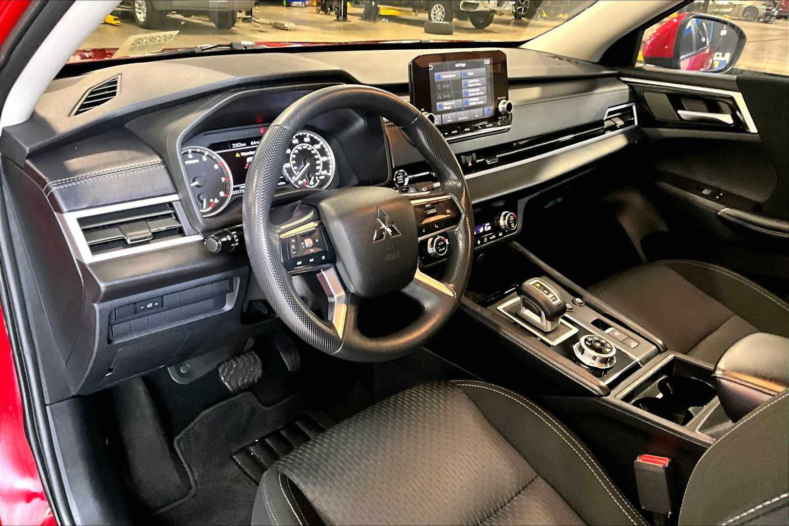 2022 Mitsubishi Outlander ES - Photo 8