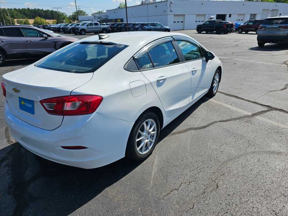 2017 Chevrolet Cruze LS - Photo 2