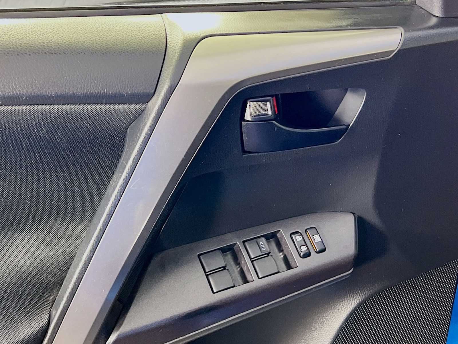 2016 Toyota RAV4 LE - Photo 17