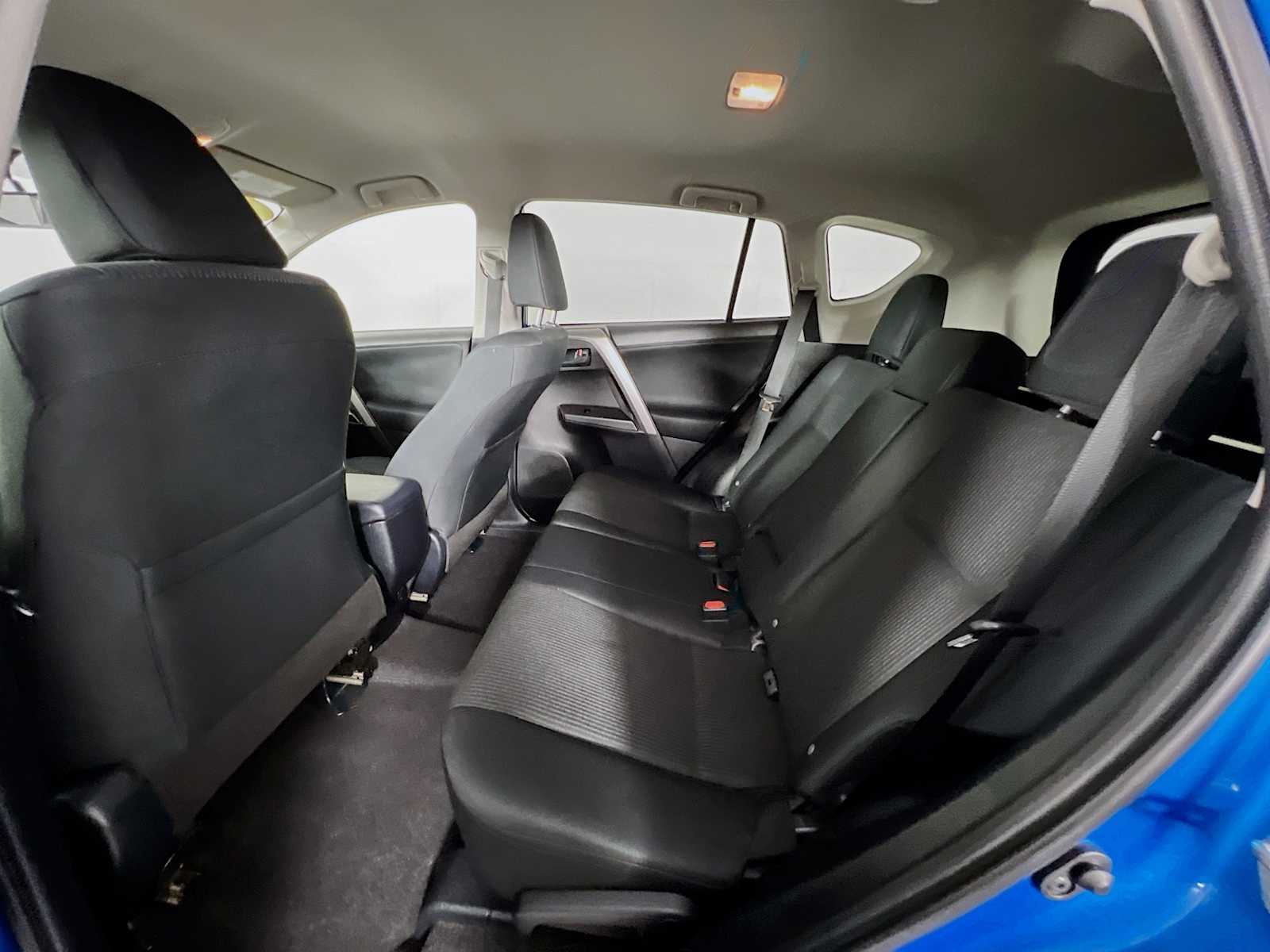 2016 Toyota RAV4 LE - Photo 23