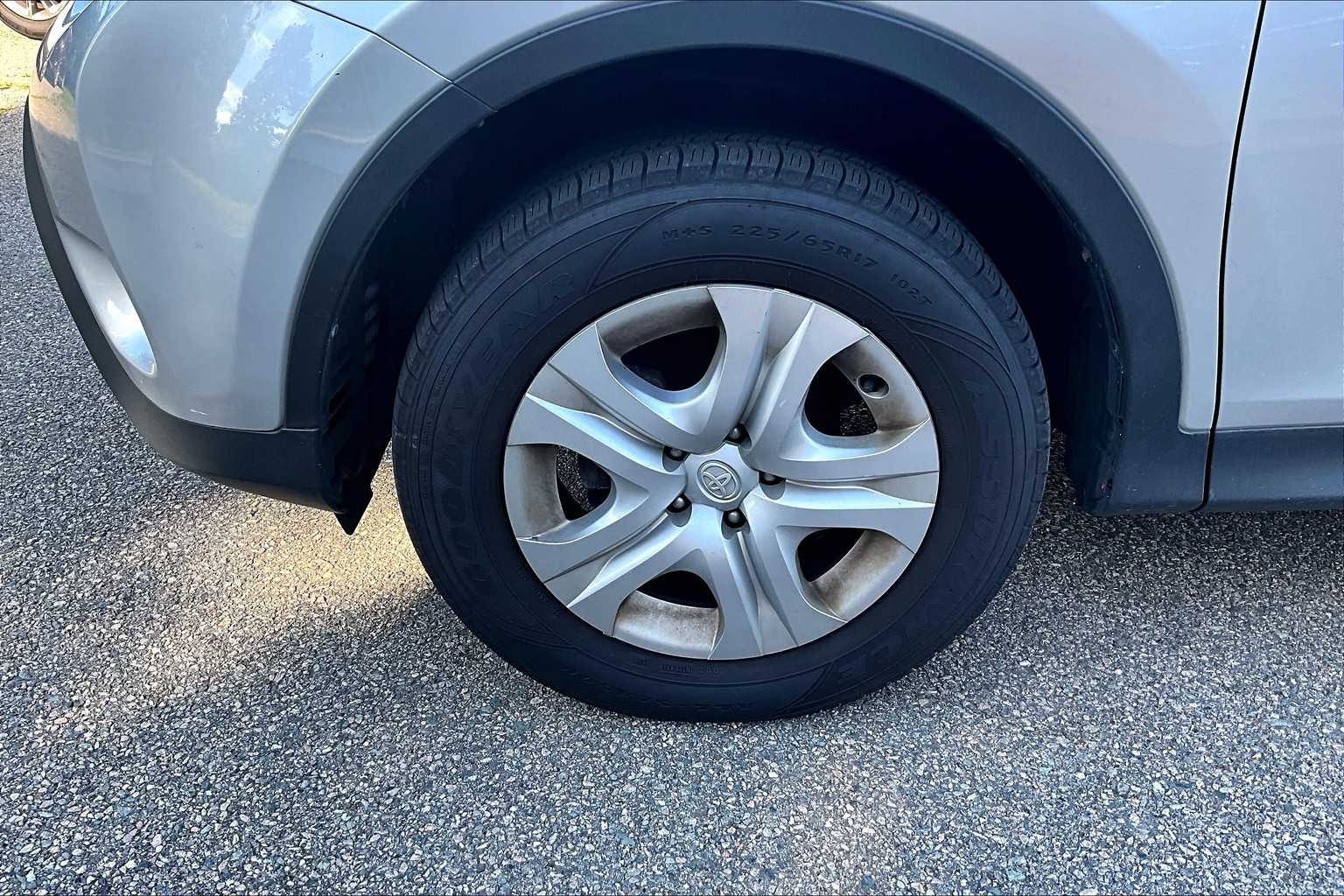 2015 Toyota RAV4 LE - Photo 4