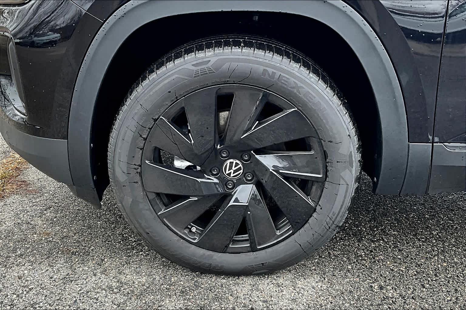 2025 Volkswagen Atlas Cross Sport 2.0T SE w/Technology - Photo 8