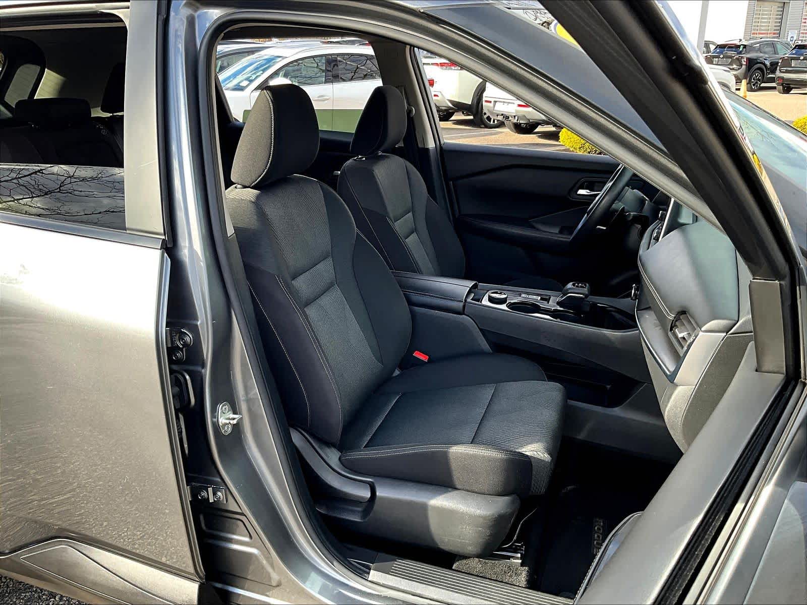 2024 Nissan Rogue SV - Photo 11