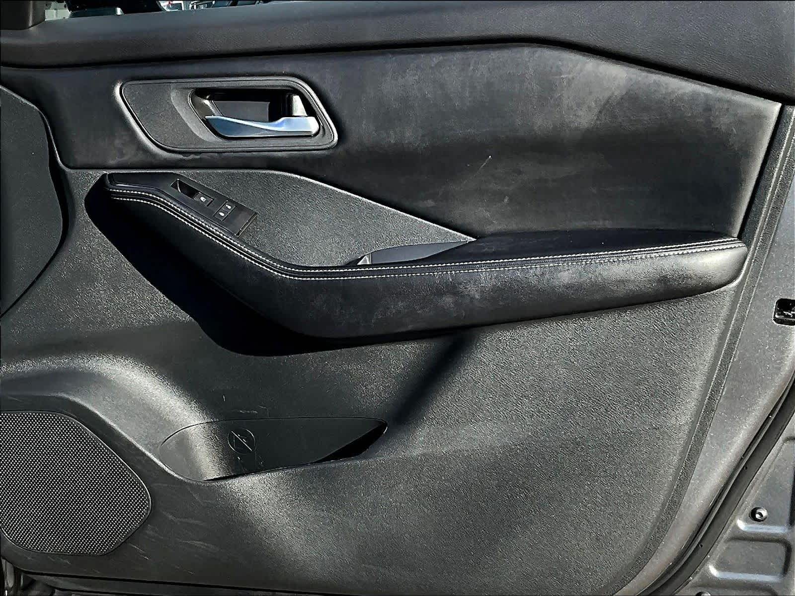 2024 Nissan Rogue SV - Photo 12