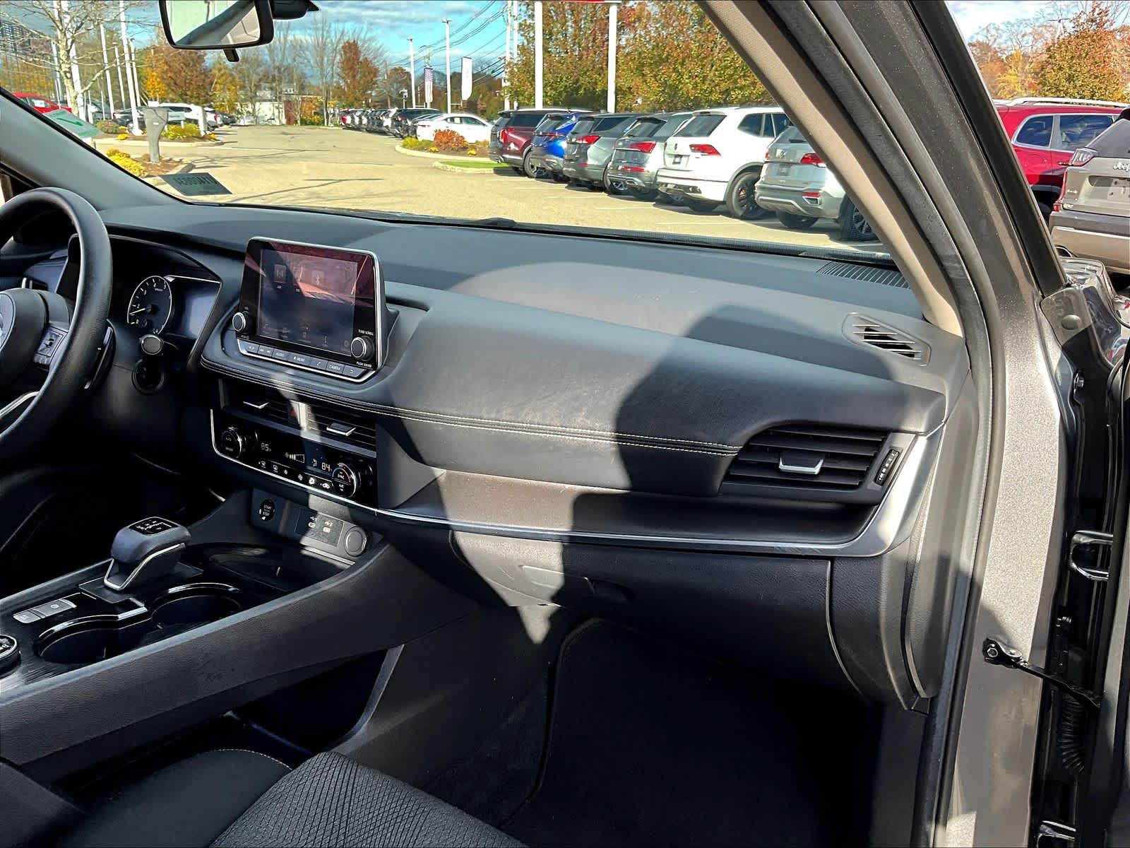 2024 Nissan Rogue SV - Photo 13