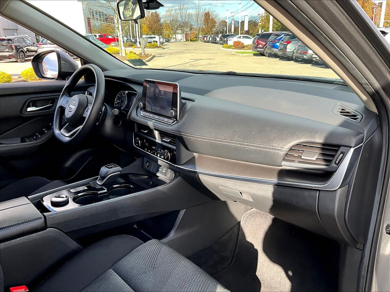 2024 Nissan Rogue SV - Photo 14