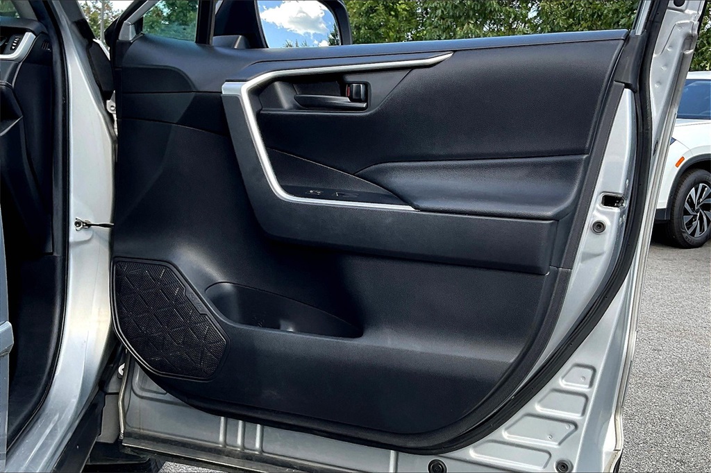 2020 Toyota RAV4 LE - Photo 11