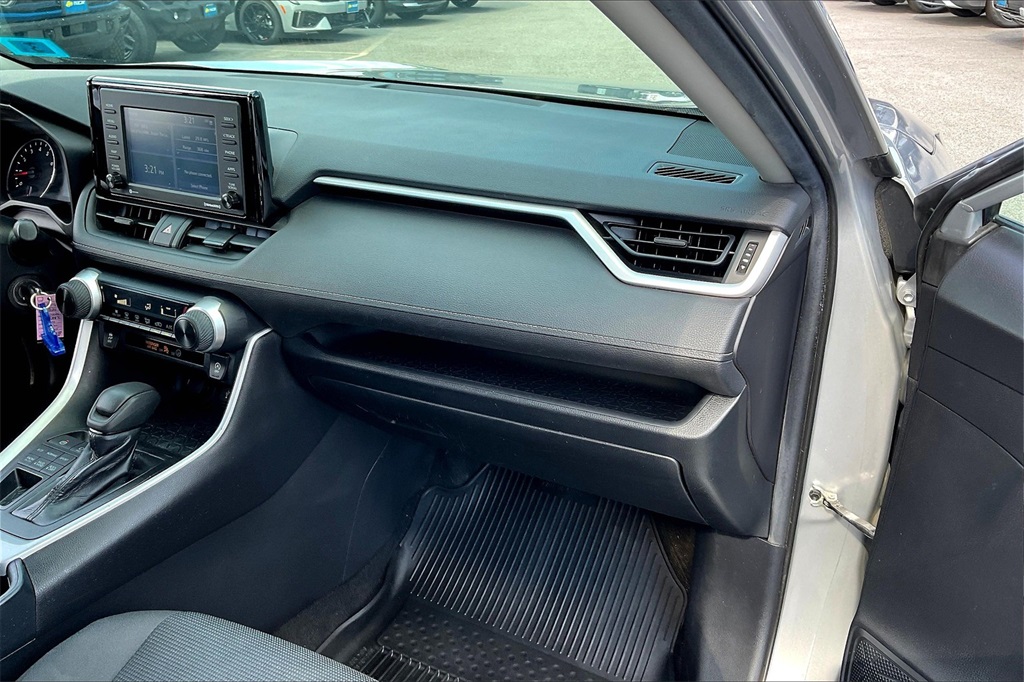 2020 Toyota RAV4 LE - Photo 12