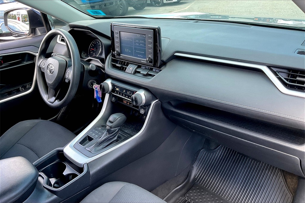 2020 Toyota RAV4 LE - Photo 13