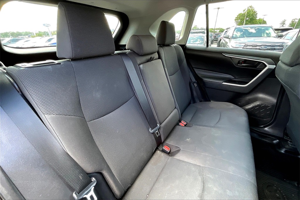 2020 Toyota RAV4 LE - Photo 15