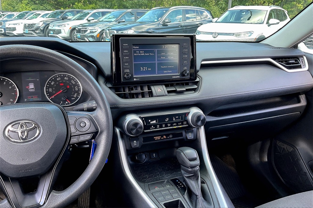 2020 Toyota RAV4 LE - Photo 17
