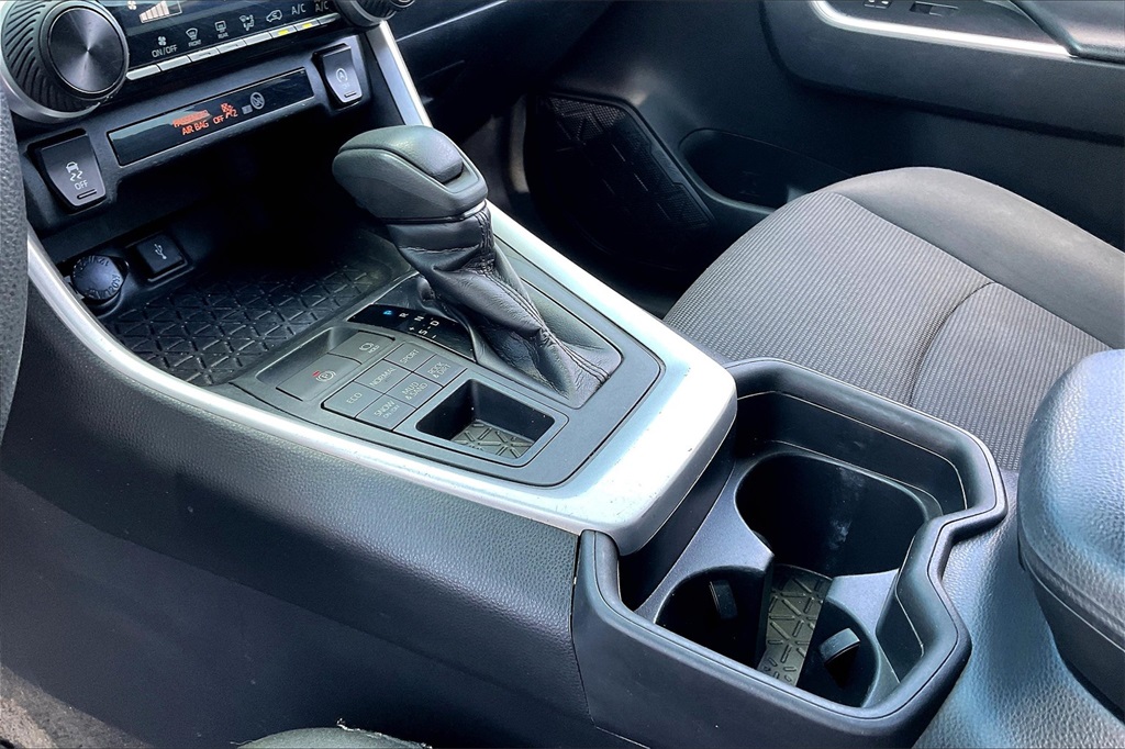 2020 Toyota RAV4 LE - Photo 19
