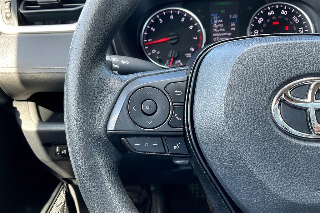 2020 Toyota RAV4 LE - Photo 21