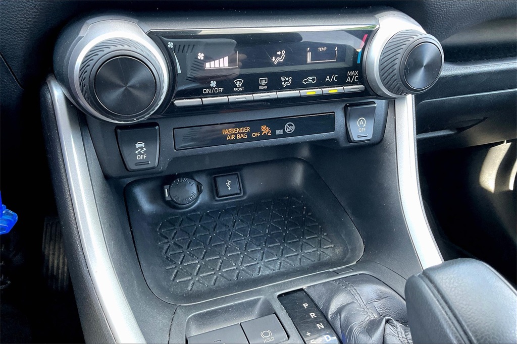 2020 Toyota RAV4 LE - Photo 24
