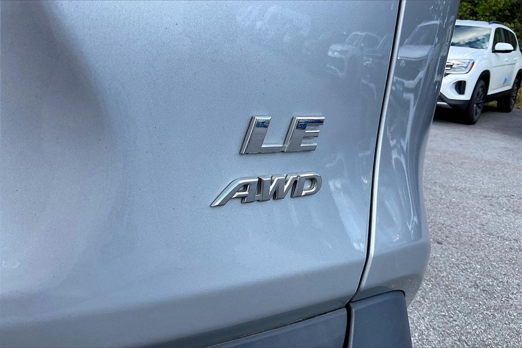 2020 Toyota RAV4 LE - Photo 26
