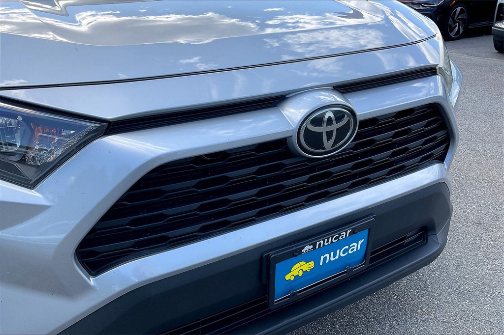2020 Toyota RAV4 LE - Photo 28