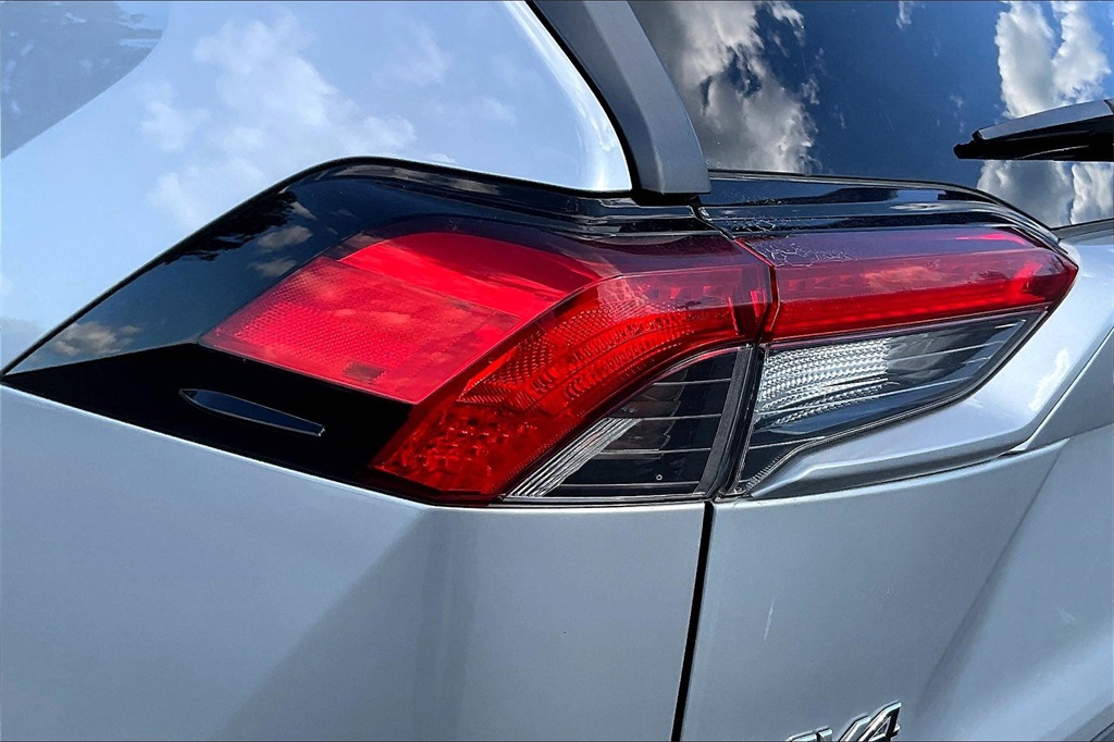 2020 Toyota RAV4 LE - Photo 30