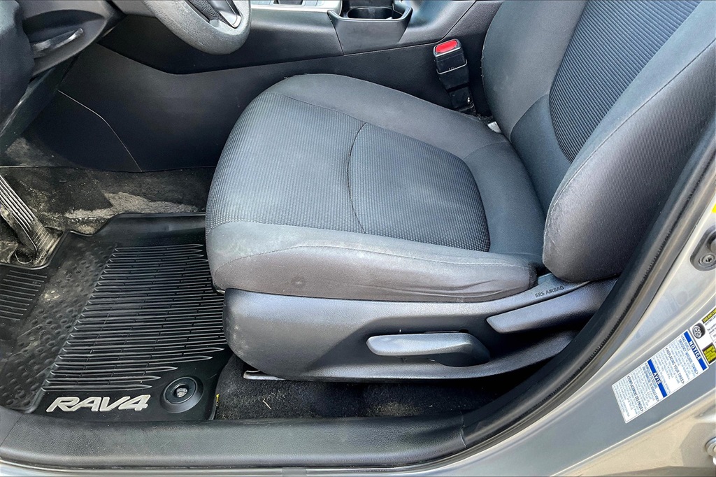 2020 Toyota RAV4 LE - Photo 33