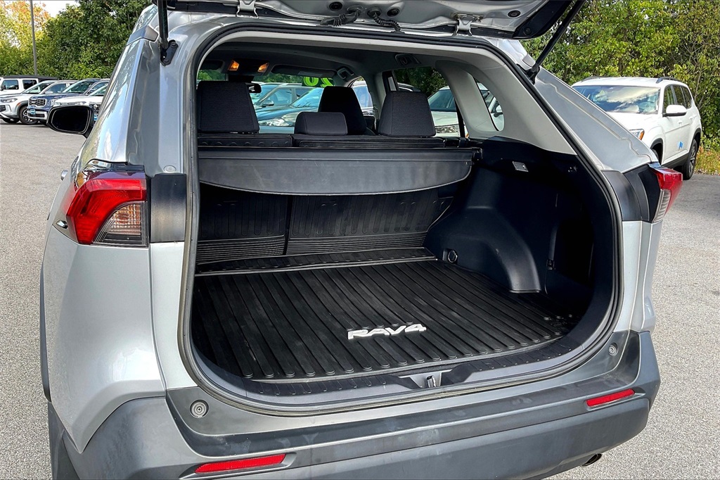2020 Toyota RAV4 LE - Photo 34