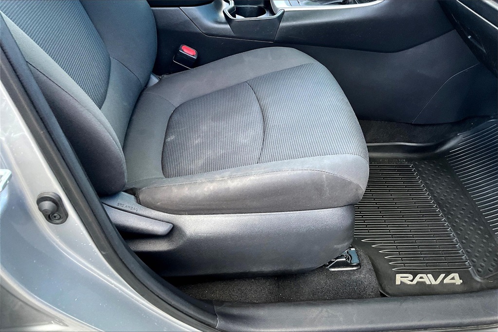 2020 Toyota RAV4 LE - Photo 35