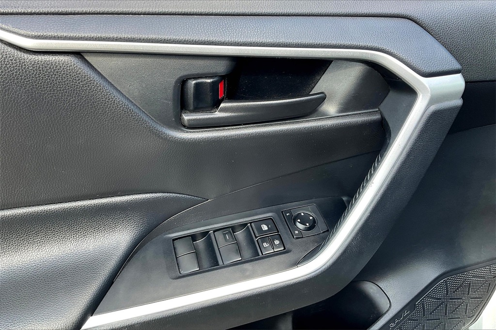 2020 Toyota RAV4 LE - Photo 36