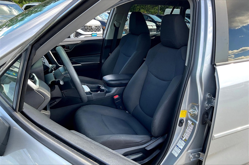 2020 Toyota RAV4 LE - Photo 9