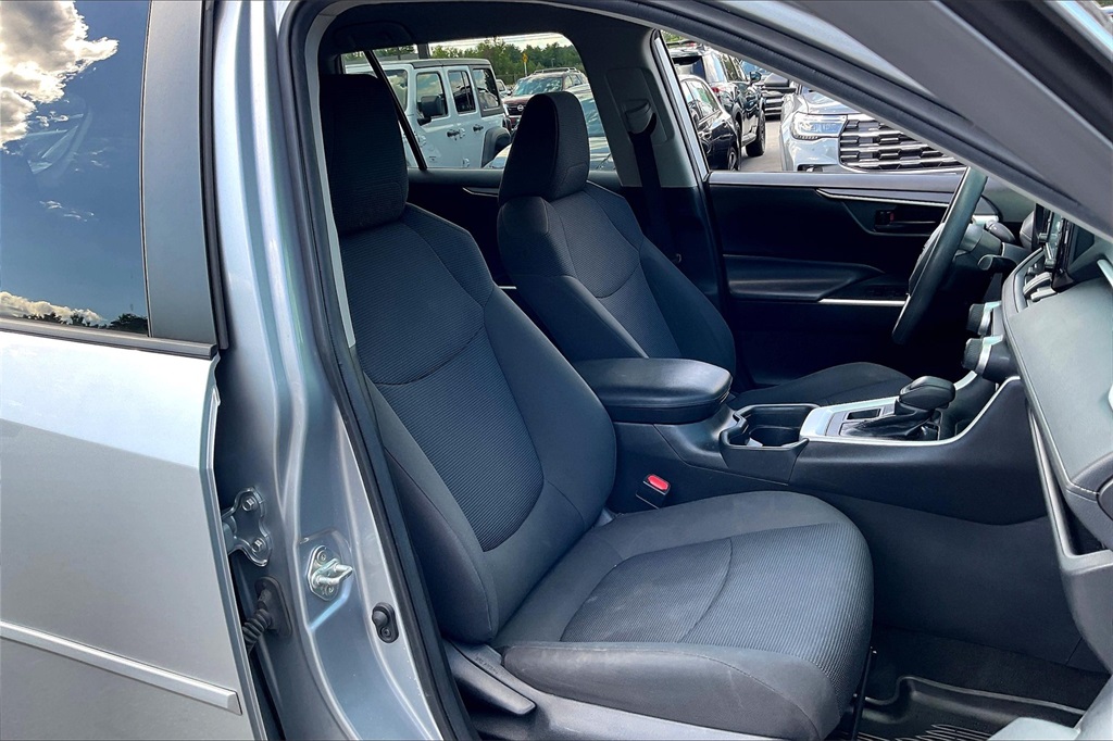 2020 Toyota RAV4 LE - Photo 10