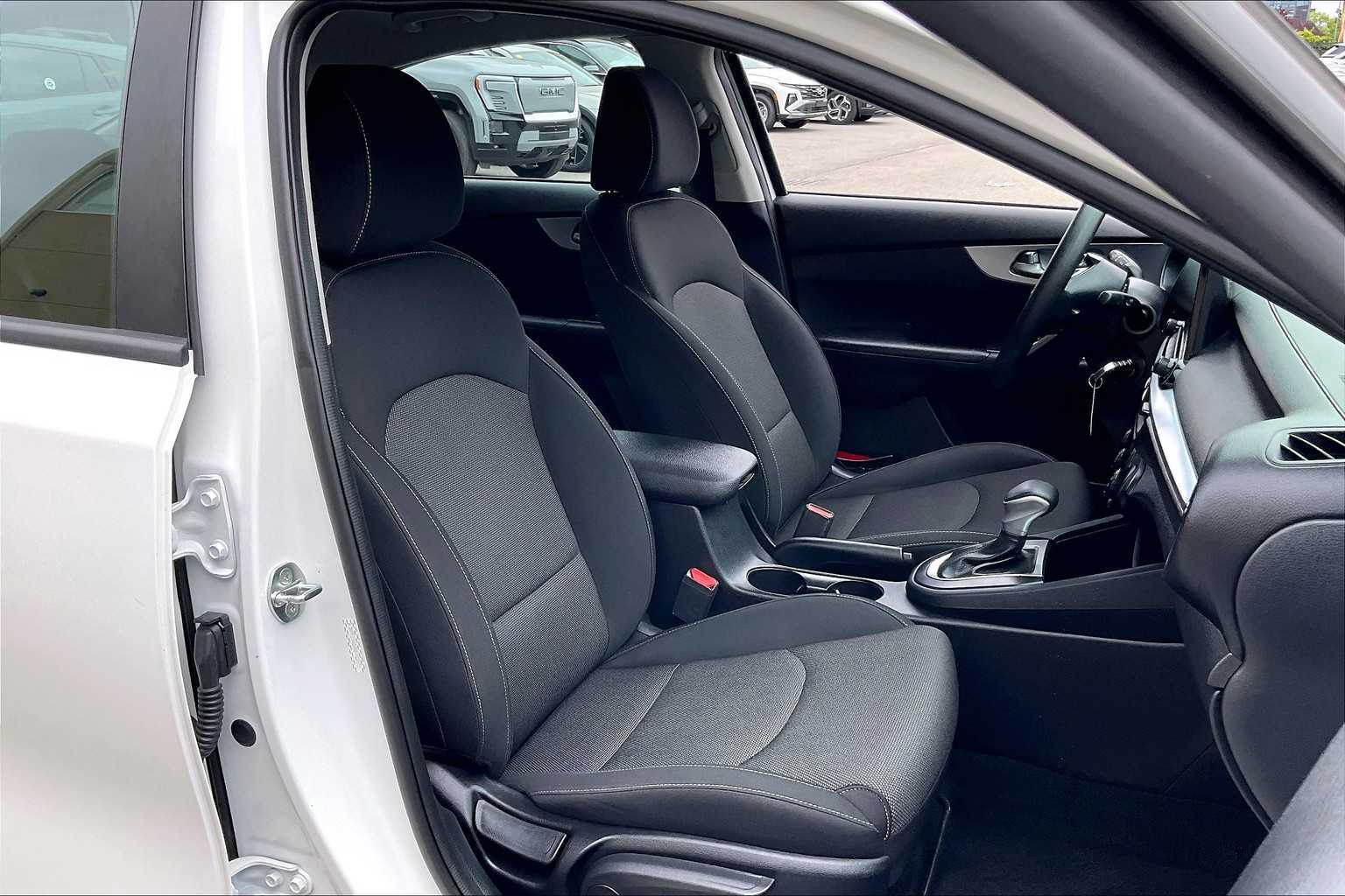 2022 Kia Forte LXS - Photo 11