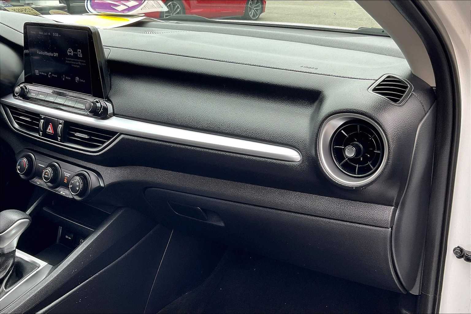 2022 Kia Forte LXS - Photo 13