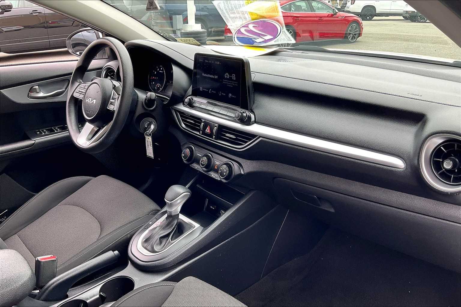 2022 Kia Forte LXS - Photo 14