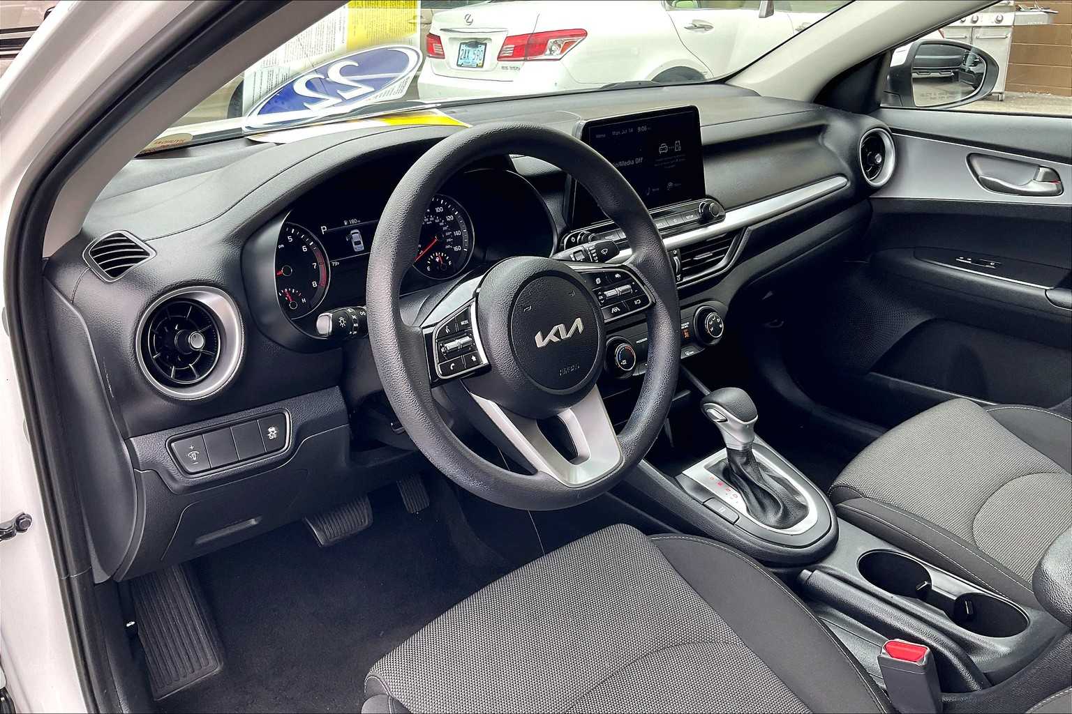 2022 Kia Forte LXS - Photo 8